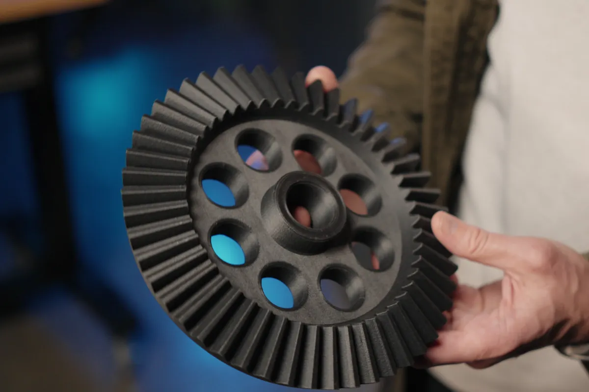 Ingranaggio conico stampato in 3D in nylon con fibra di carbonio da EptaPrint a Brescia, componente meccanico end-use ad alta resistenza