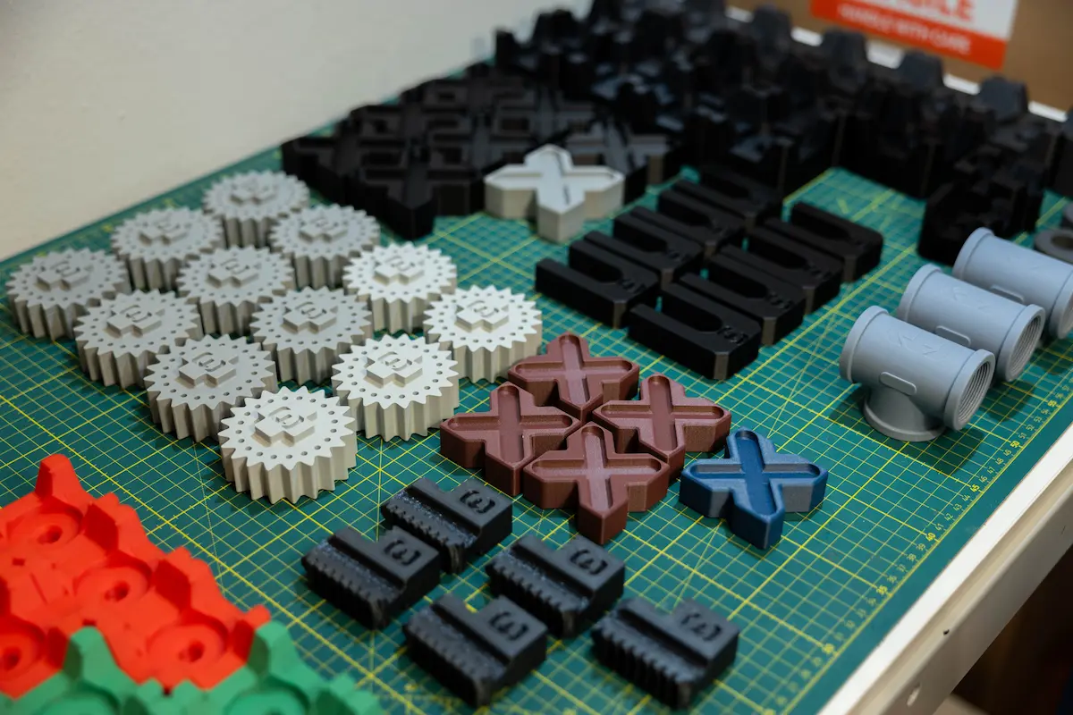 Attrezzaggi industriali stampati in 3D da EptaPrint a Brescia: dime, posaggi e maschere in polimero tecnico