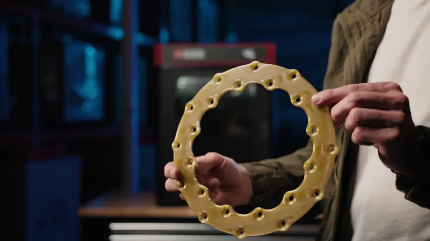 Attrezzaggio industriale anulare stampato in 3D in PEKK da EptaPrint a Brescia, alternativa leggera all'alluminio per dime e posaggi