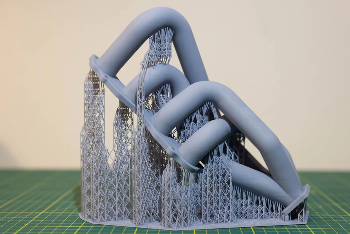 Collettore stampato in 3D in resina con tecnologia MSLA e struttura di supporto, EptaPrint Brescia