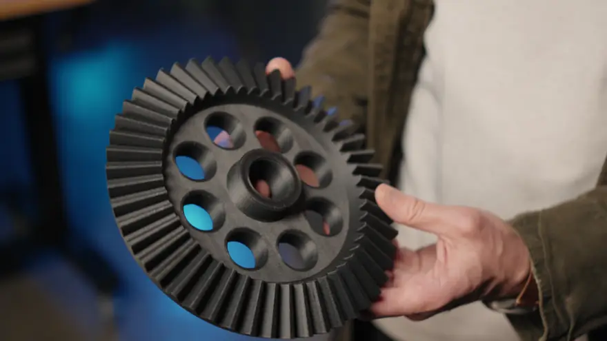 Ingranaggio conico stampato in 3D in nylon con fibra di carbonio da EptaPrint a Brescia, componente meccanico end-use ad alta resistenza